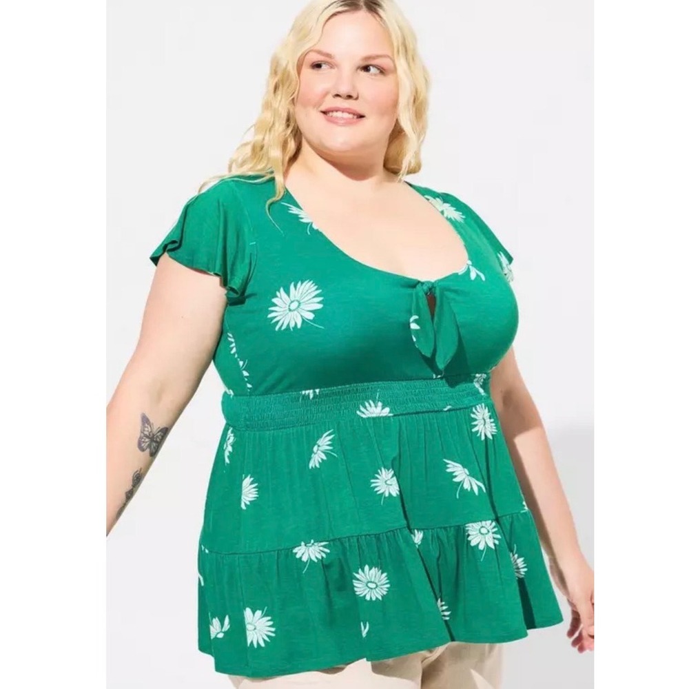 Torrid 4 Super Soft Green Daisy Floral Tie Front Keyhole Babydoll Top 4X 26‎